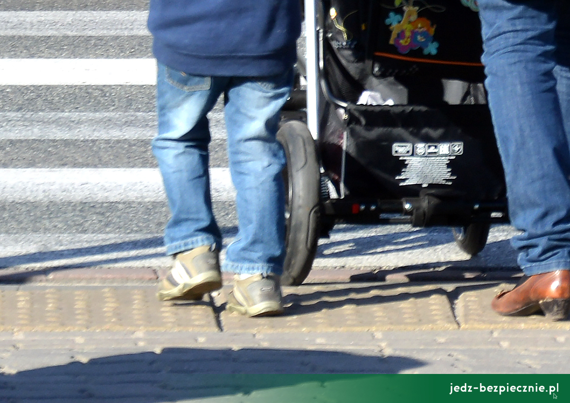 Przepisy - 1 czerwca 2021 - pierwszeństwo pieszego wchodzącego na przejście, limit 50 km/h przez całą dobę na obszarze zabudowanym i minimalna odległość od poprzedzającego pojazdu na drogach szybkiego ruchu